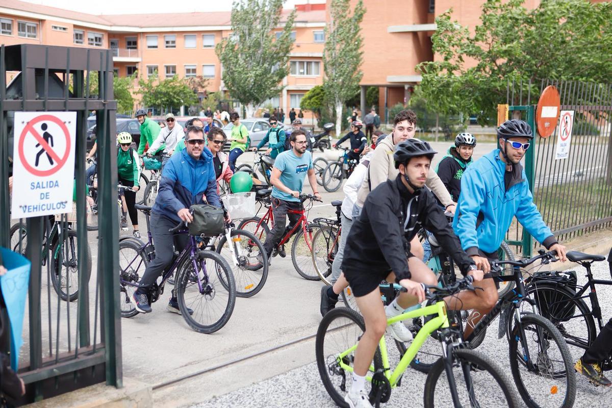 Bicicletada desde el IES Ítaca para reclamar seguridad jurídica para los profesores en las salidas extraescolares.