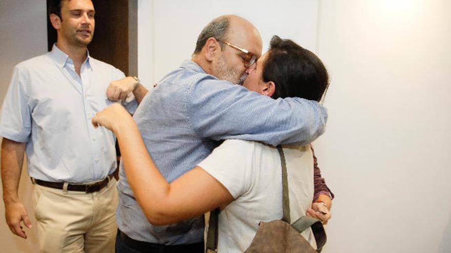 Juan Manuel Brito besa a su compañera Noemi Parra, ayer tras la rueda de prensa.