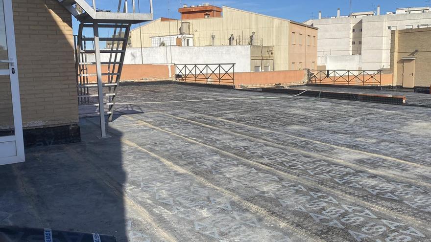 Benifaió repara la cubierta del centro cultural para acabar con las goteras