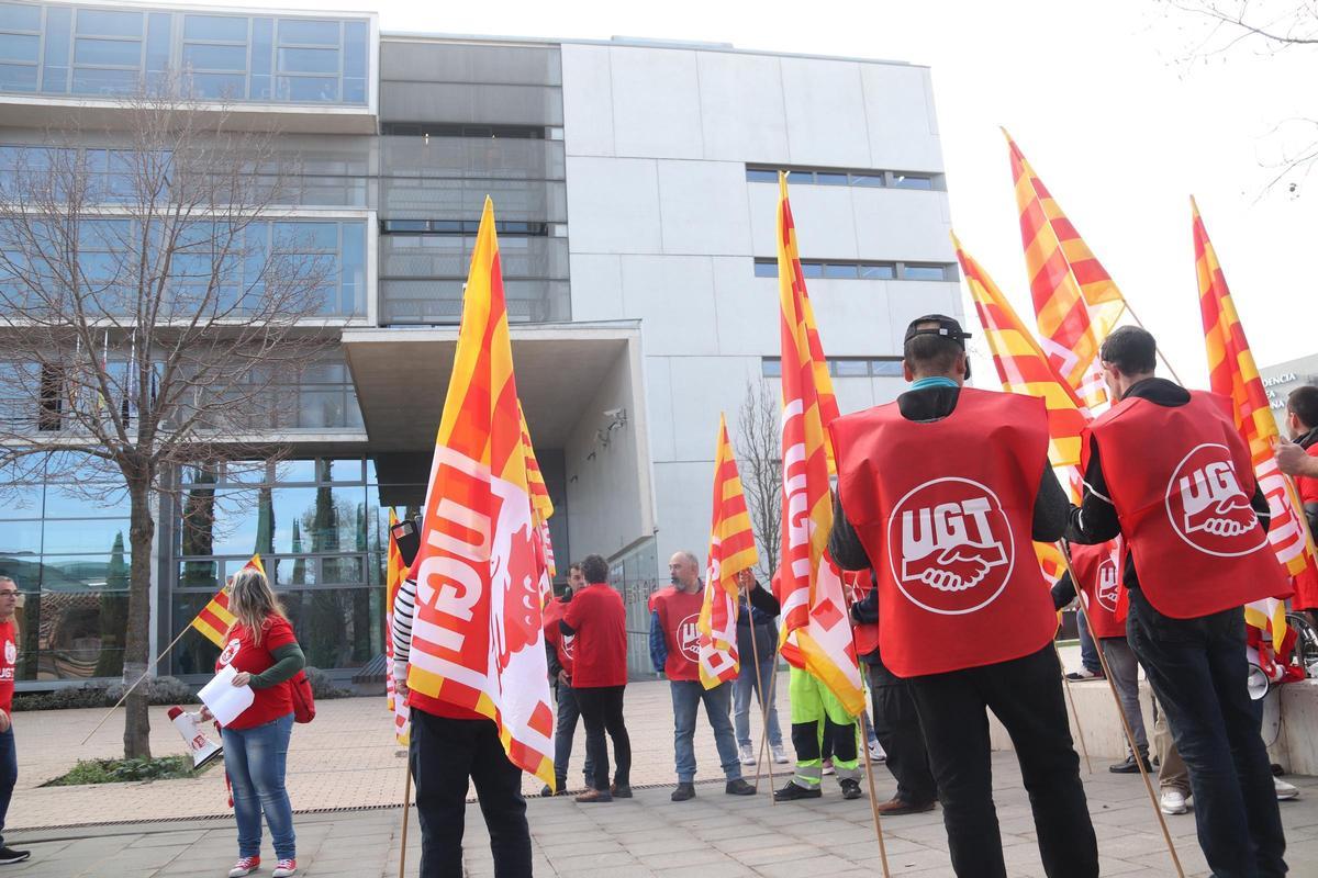 Diversos treballadors d’Artigas Alimentària en la concentració en contra de la liquidació de l’empresa amb el Palau de Justícia de fons