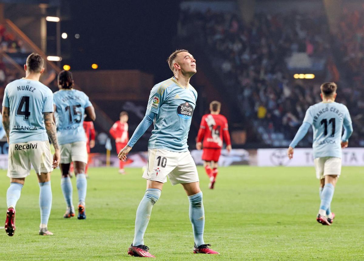 Iago Aspas celebra uno de los dos goles al Rayo Vallecano, el sábado en Balaídos. |  // MARTA G. BREA