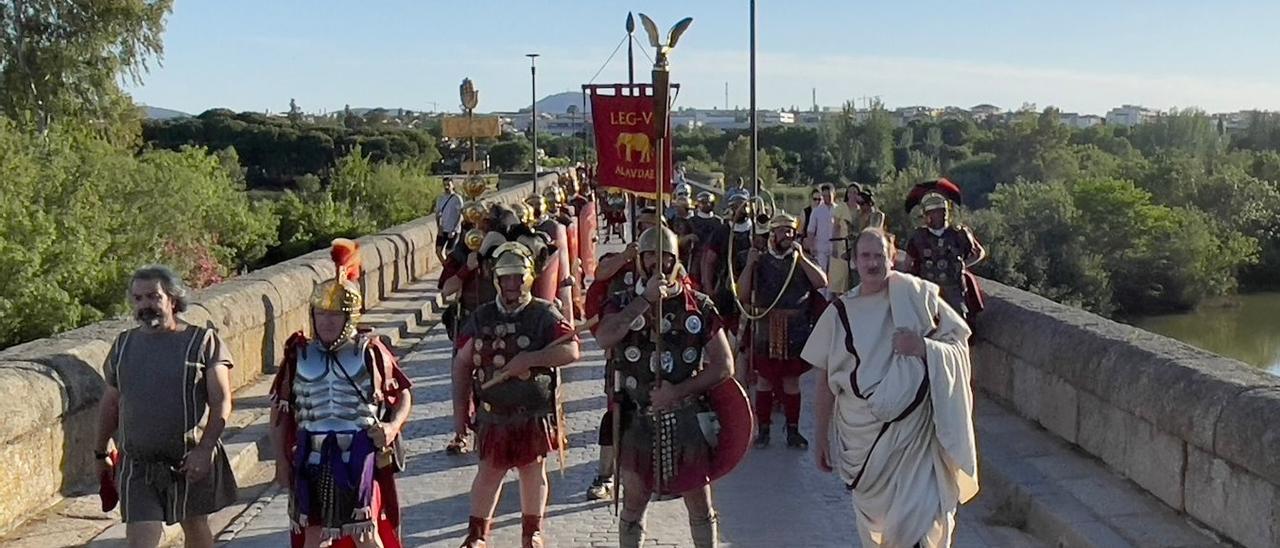 Entrada de las tropas romanas en la ciudad, ayer, en el puente romano.