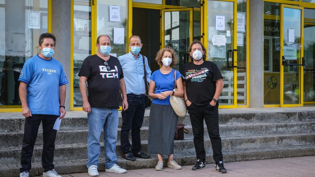 Varias personas trasplantadas, ayer, a las puertas del punto de vacunación del Badajoz antes de recibir la tercera dosis.