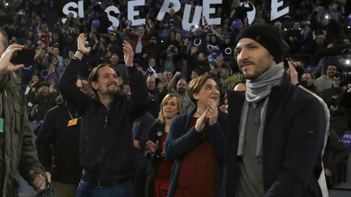 Pablo Iglesias, acompañado por Ada Colau, en el mítin de Podemos en la Caja Mágica, en Madrid, este domingo