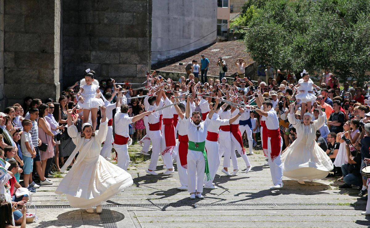 Un momento dunha edición anterior da Festa da Coca en Redondela coa Danza de Espadas e Penlas