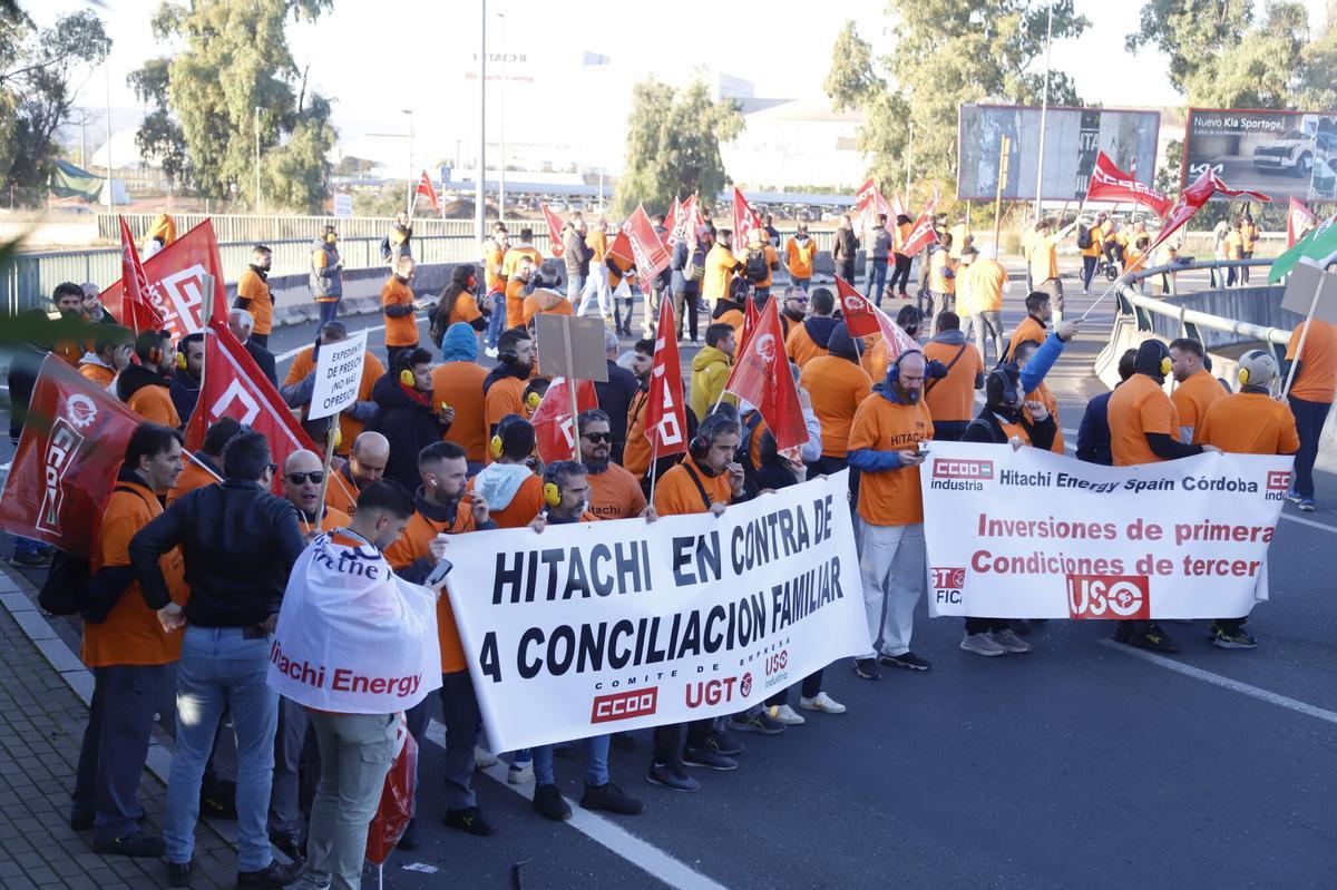 Corte de tráfico en la ronda de Poniente durante una protesta de los trabajadores de Hitachi, el pasado diciembre.