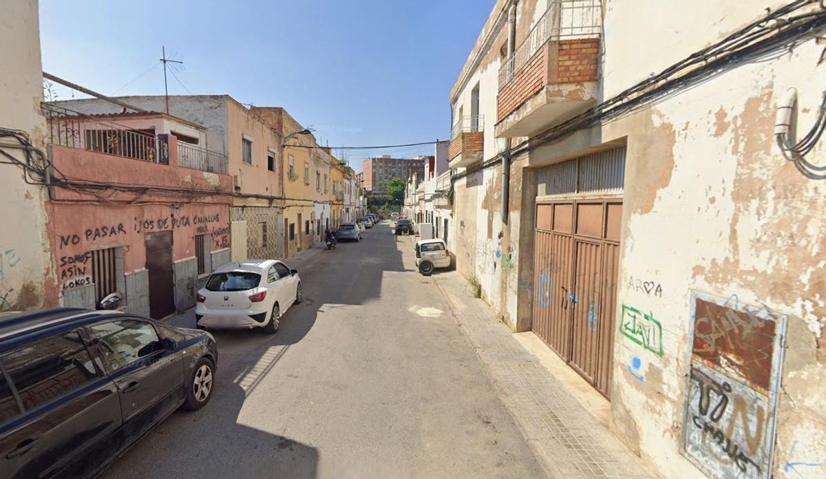 Calle donde se venden varias casas ocupadas