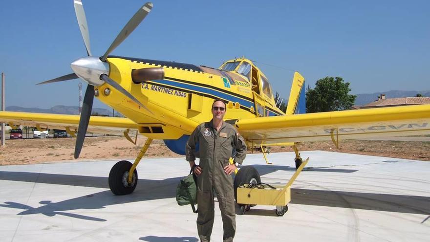 ´Canín´ posa ante el Air Tractor  que pilotaba Antonio Alfaro cuando desapareció.