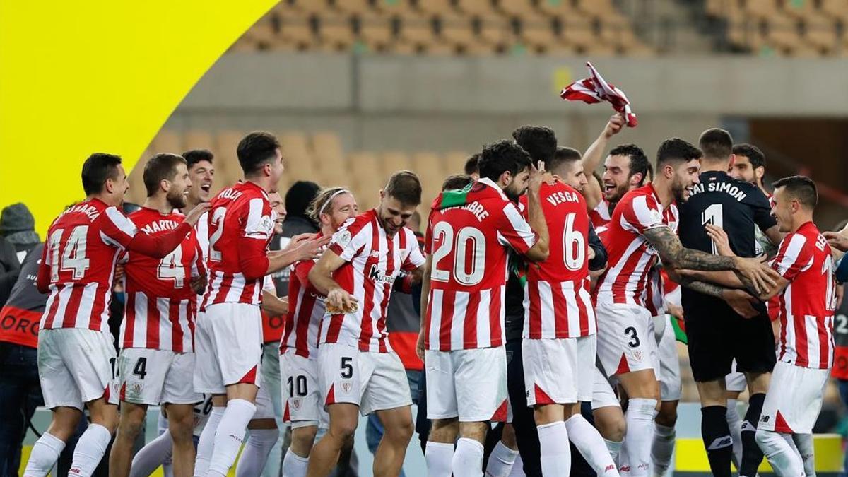 Jugadores del Athletic celebrando el título de la Supercopa en el estadio de La Cartuja