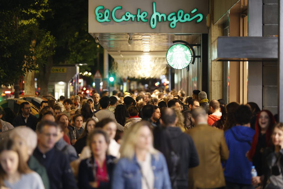 Compras navideñas por el centro de València.