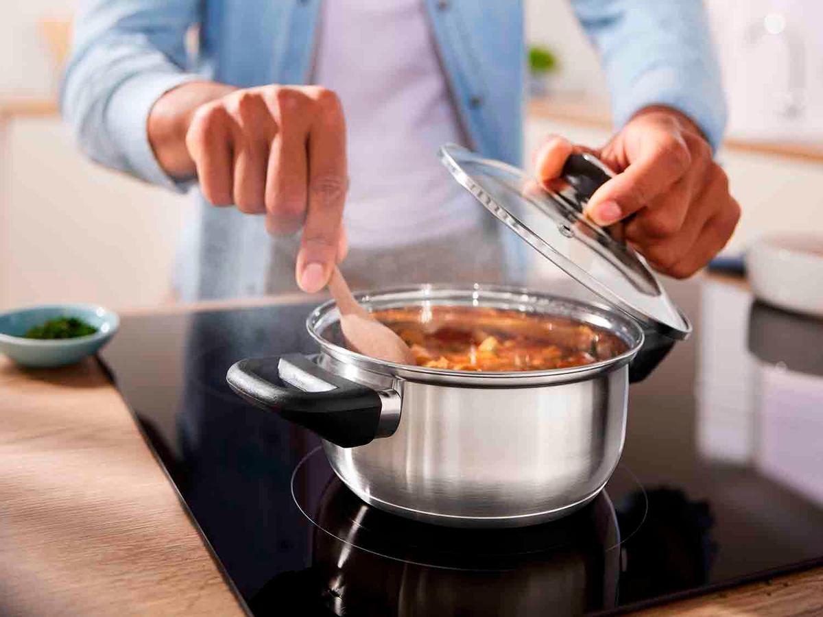 Olla de acero inoxidable.