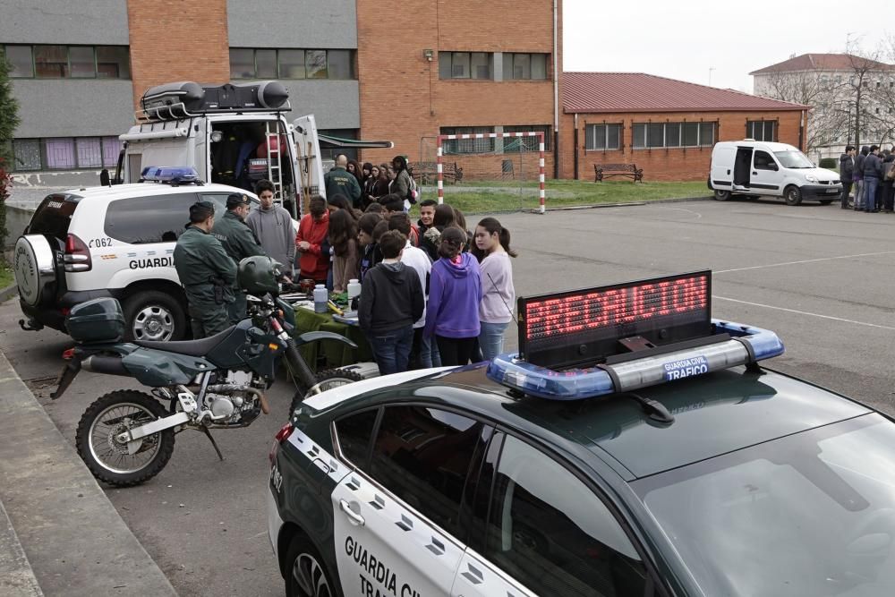 Exposición y exhibición de la Guardia Civil en el IES de Roces