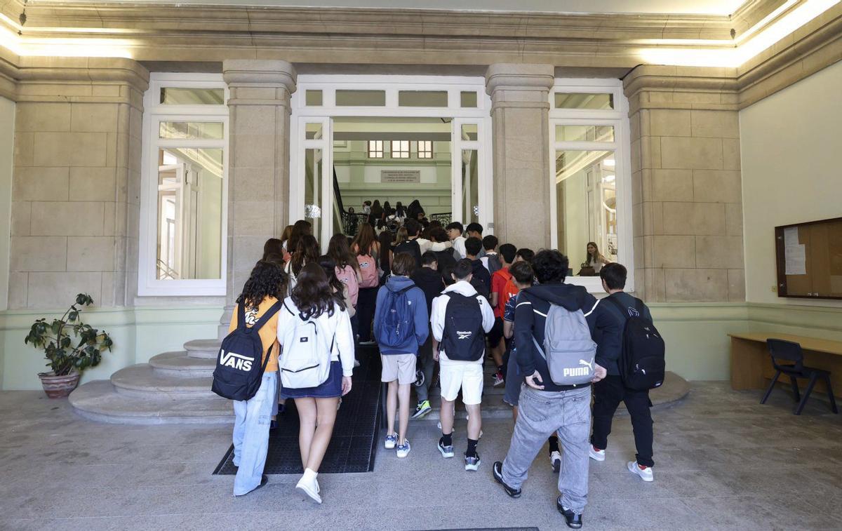 Alumnos acceden al IES Valle Inclán de Pontevedra.