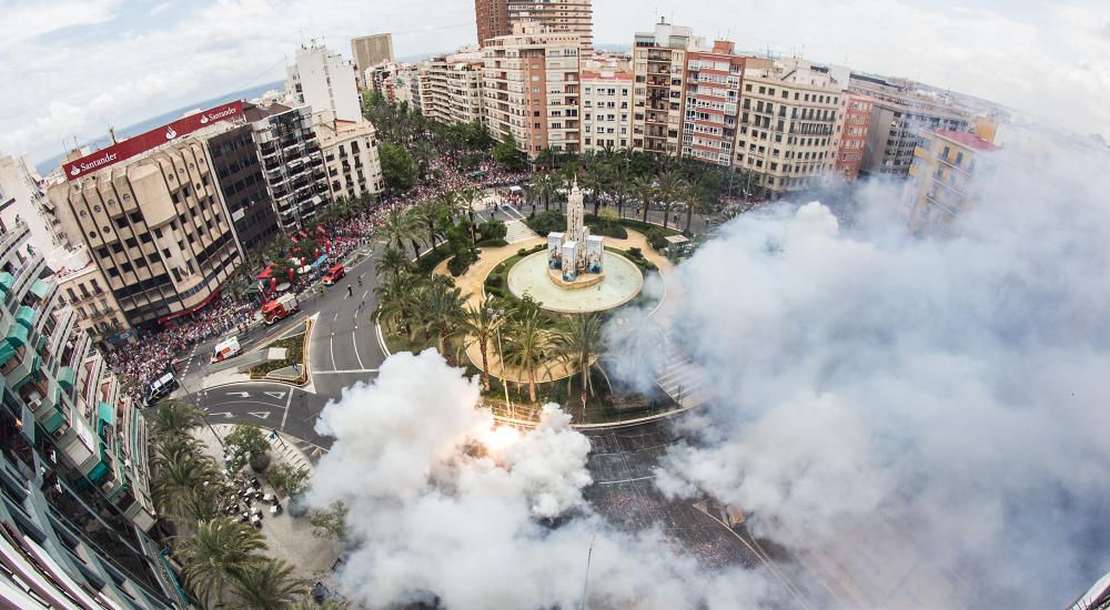 Primera mascletá de las Hogueras del 90 aniversario.