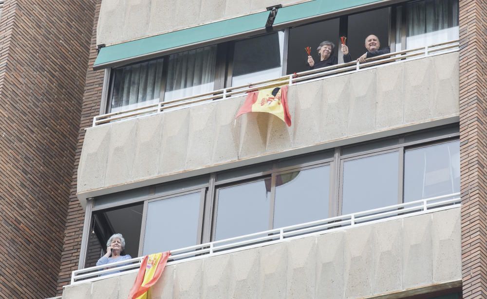 Los alicantinos reciben la bendición de la Santa Faz desde sus balcones