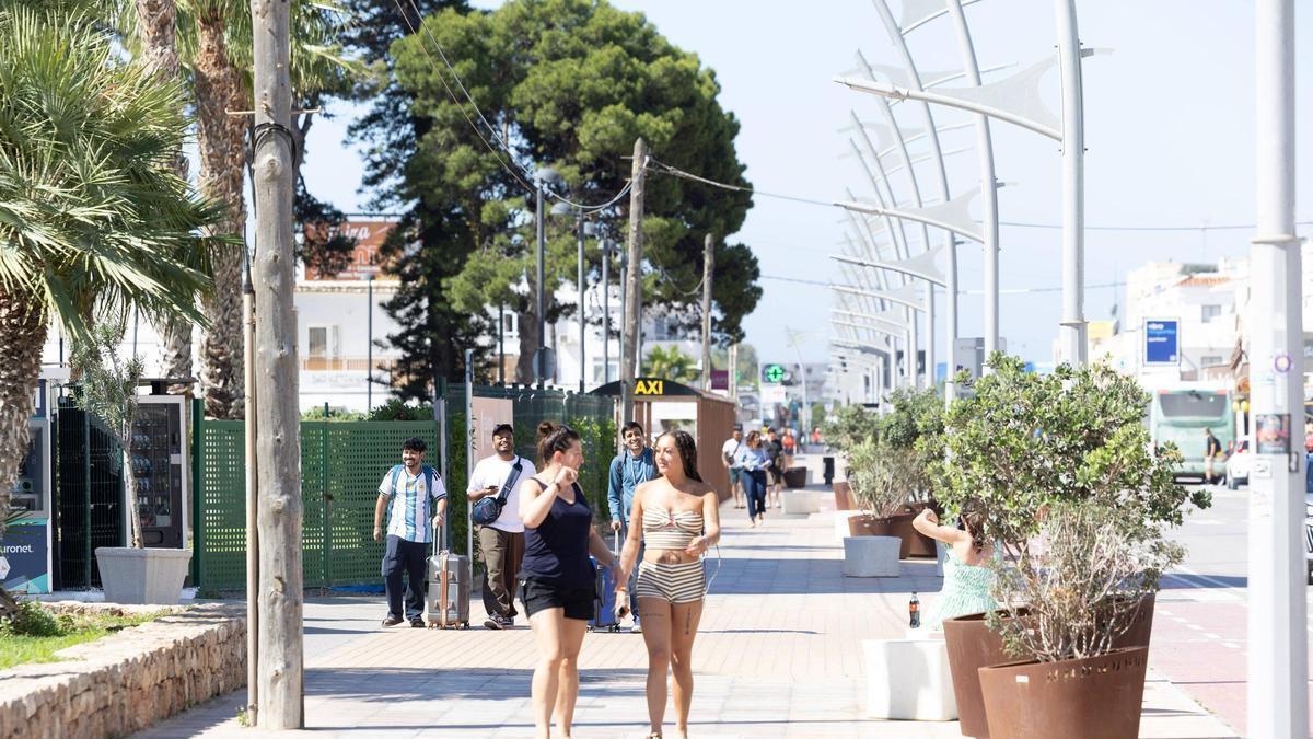 Turistas en Platja d'en Bossa.