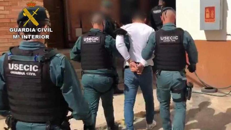 La detención del presunto asesino, en la captura de un vídeo facilitado por la Guardia Civil. // Efe