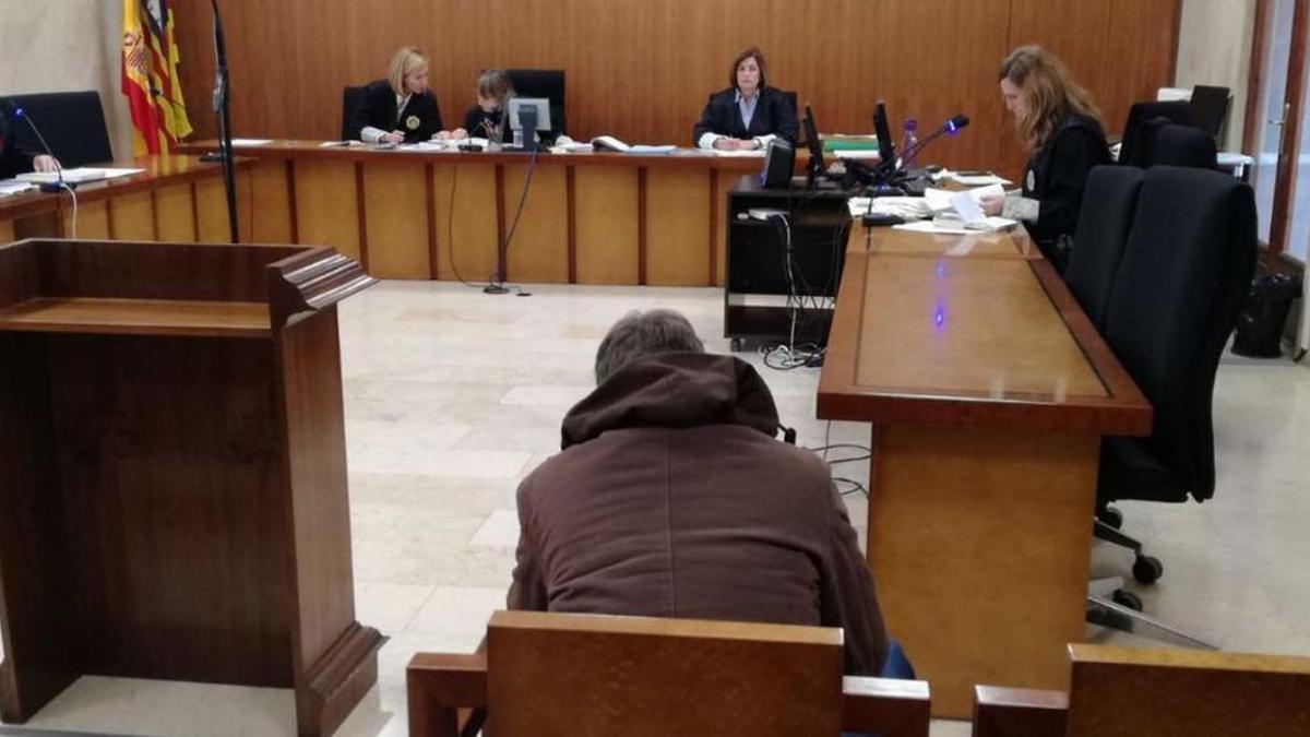 El joven condenado, durante el juicio celebrado en la Audiencia Provincial de Palma.