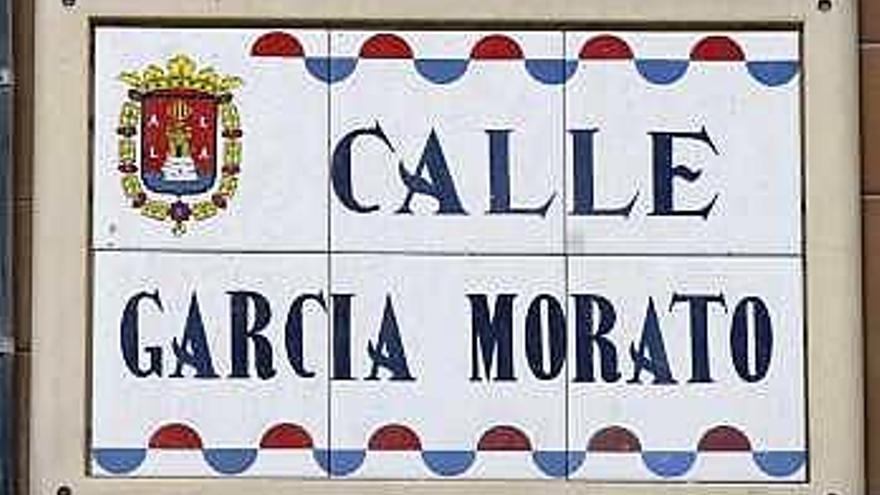 Imágenes captadas ayer de seis placas con nombres de resonancia franquista en otras tantas calles de Alicante