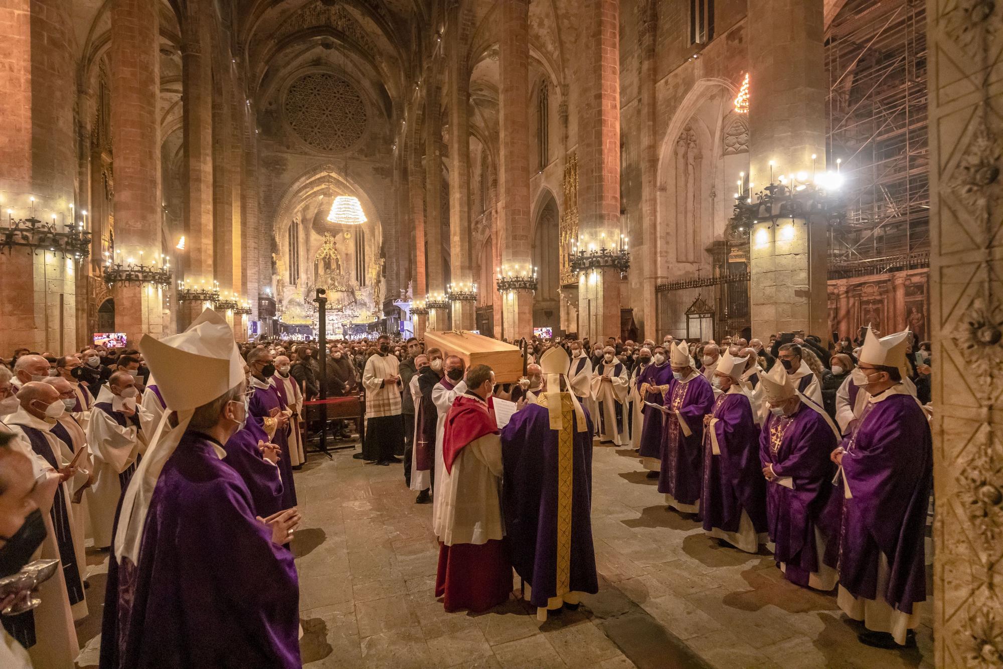 Mas de 1.200 personas abarrotan la seu para dar el último adiós al obispo Toni Vadell