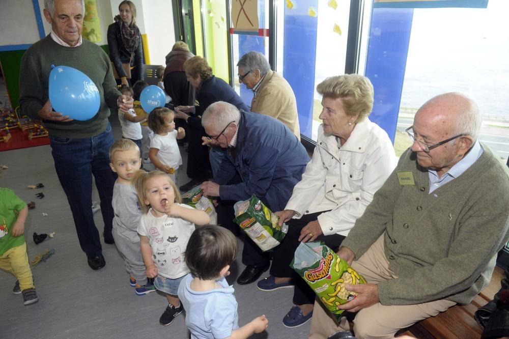 Visita de pacientes con alzheimer de Afaco a la escuela infantil de Os Rosales