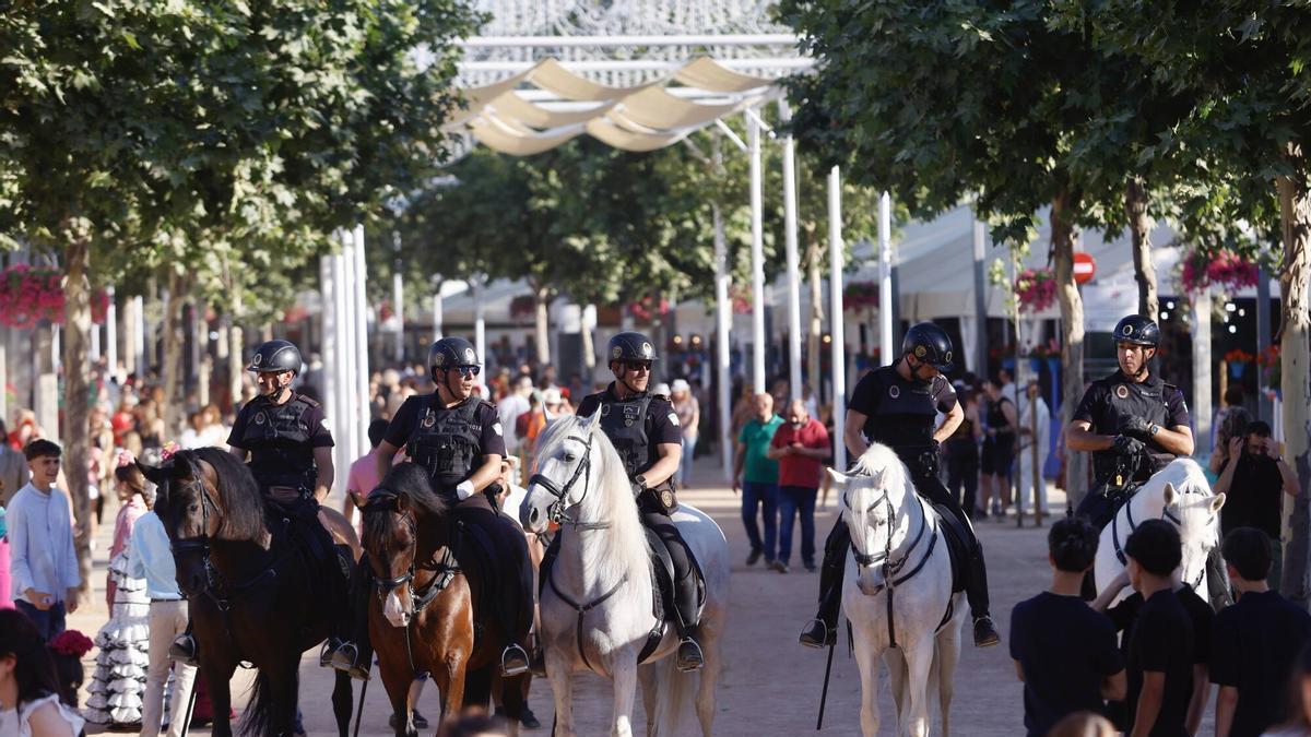 Agentes de Policía Nacional y Local, a caballo este miércoles en la Feria.