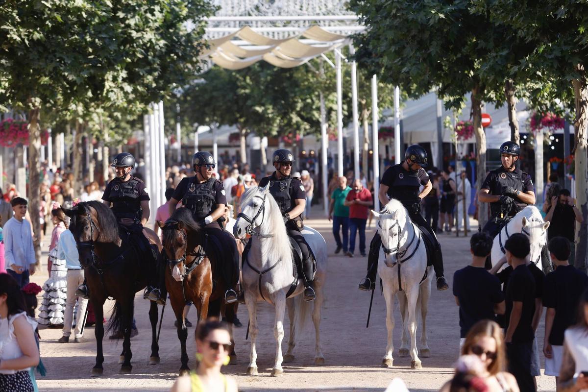 Córdoba en Mayo. Feria de Nuestra Señora de la Salud 2026. Crónica de ambiente el miércoles de Feria. Policía local y Nacional a caballo en la portada