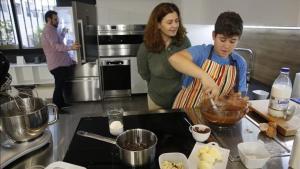 Marc Núñez cocina en su casa bajo la supervisión de sus padres este viernes, en Barcelona.