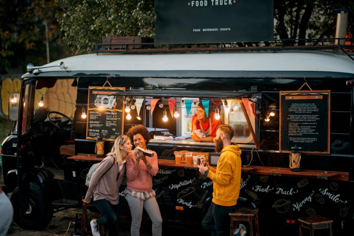 Els food trucks ofereixen menjar i beguda per reposar forces.