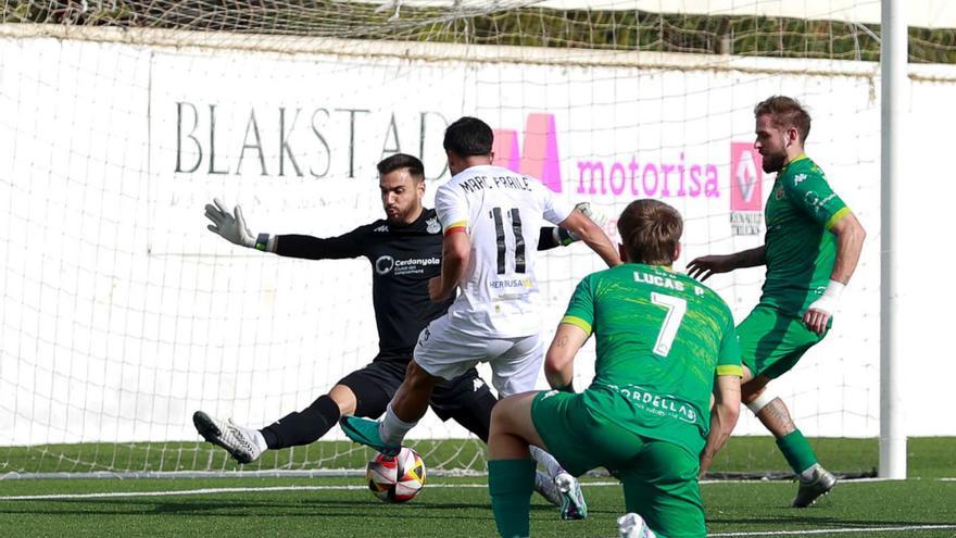 Fraile golpea el balón en la mejor ocasión de la Peña en el choque de este domingo. | TONI ESCOBAR