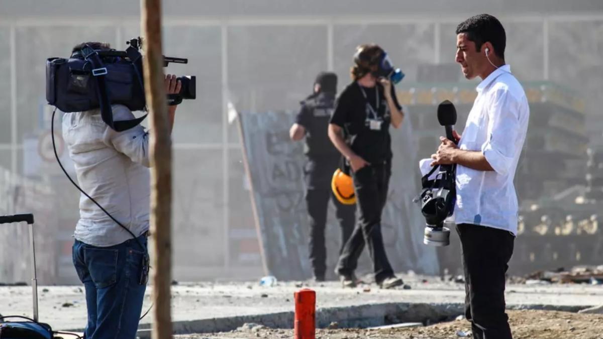 Un reportero cubre unas manifestaciones en Turquía.