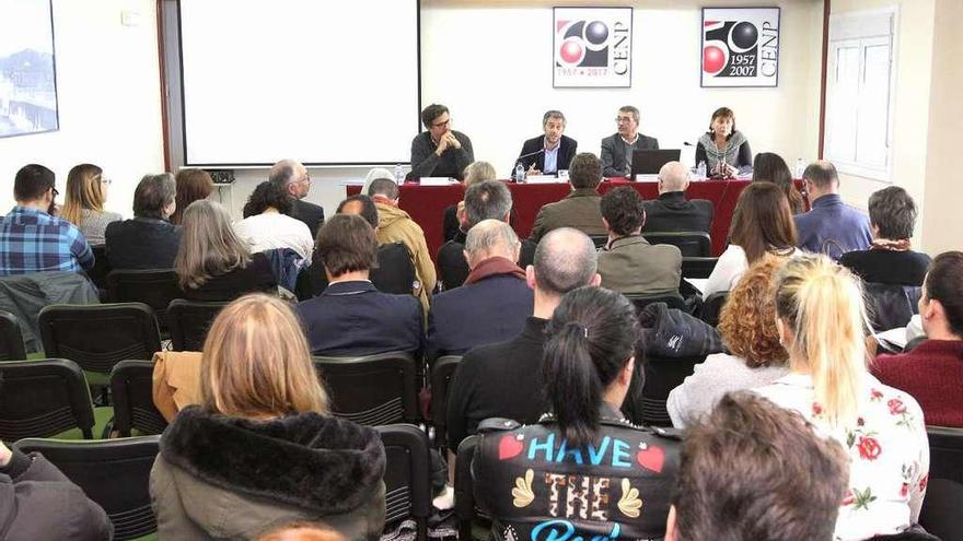 Lema, Ferreiro, Carro y Calatayud, ayer, en la escuela de Turismo, durante la presentación de los datos.