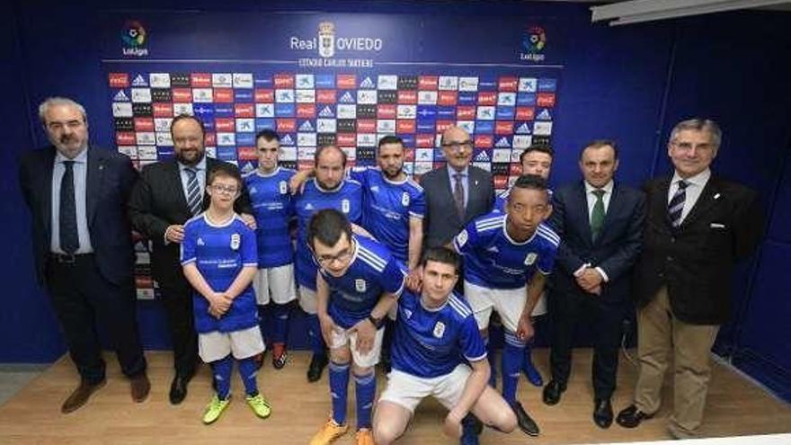 Paredes, Menéndez Vallina, Menéndez Claverol, Corral y Siñeriz, con algunos de los jugadores del Genuine.