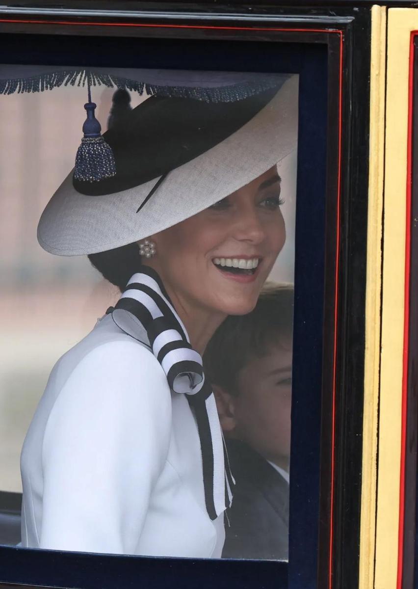 Kate Middleton reaparece con una gran sonrisa