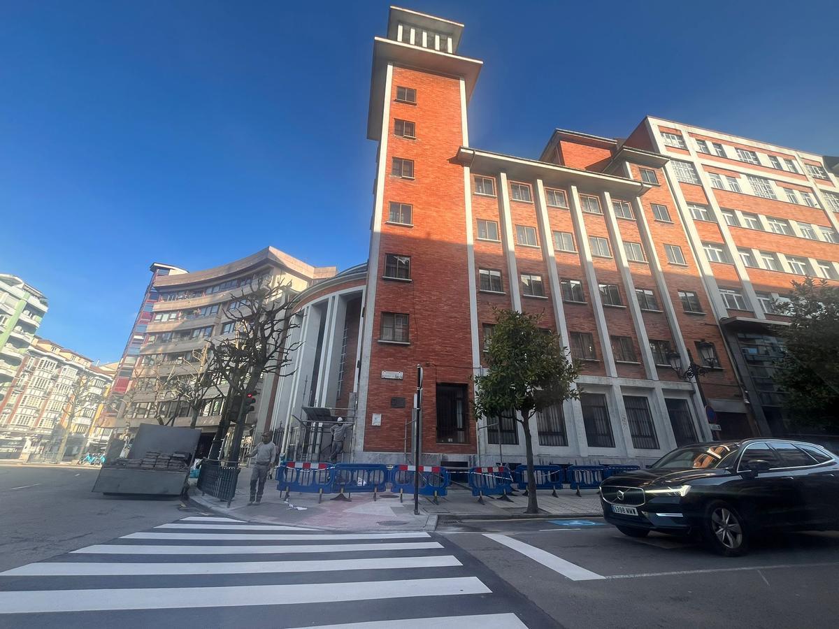 El montaje del andamio para reparar la iglesia de plaza de América.
