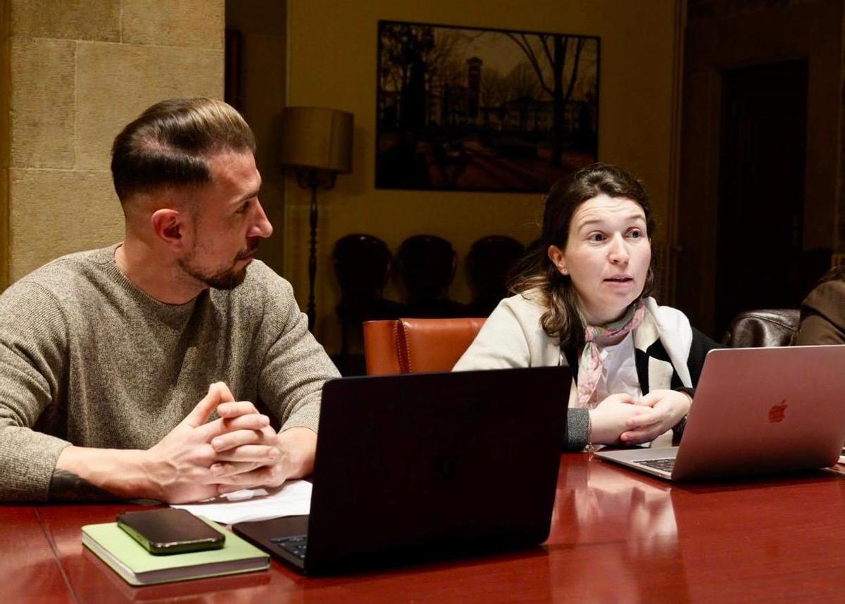 Els regidors socialistes Ángel Martínez i Bea Esporrín.