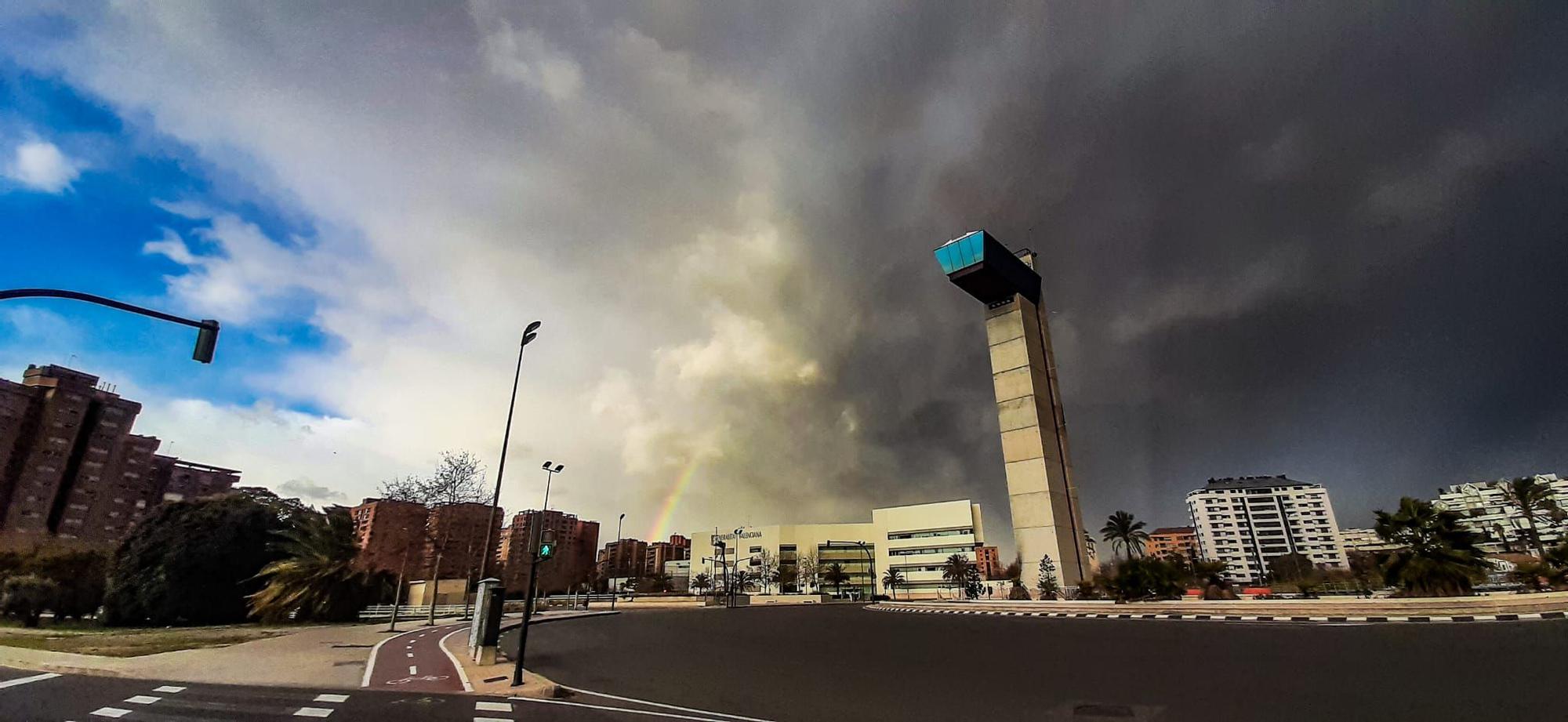 València amanece con un espectacular arcoiris