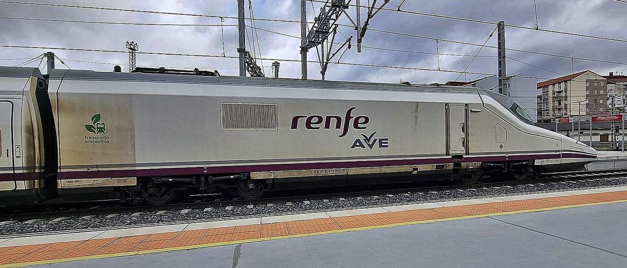 Locomotora del AVE durante su parada en la estación de Ourense-Empalme. |   // IÑAKI OSORIO