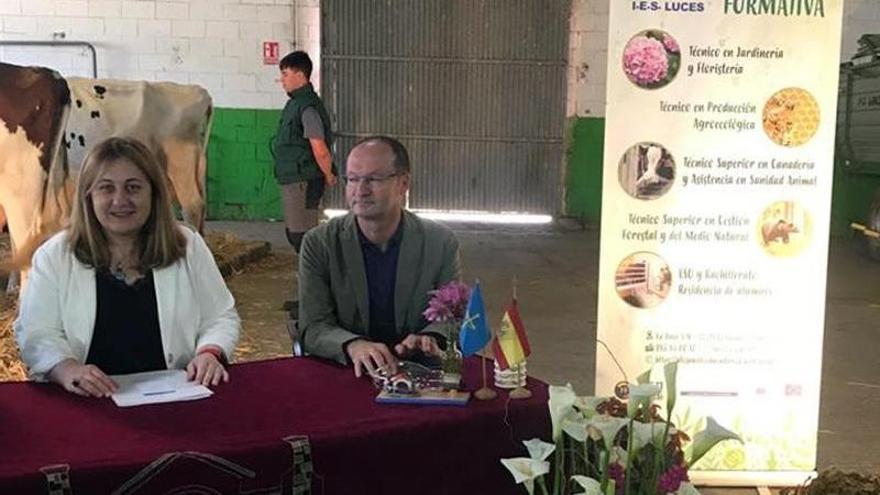 La consejera de Educación, Lydia Espina, y el director general de Enseñanzas Profesionales, Javier Cueli, en la presentación del catálogo de títulos para el próximo curso, que ha tenido lugar en el IES Luces, de Colunga.