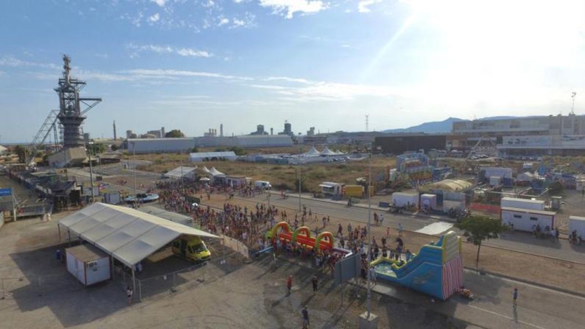 Vista del recinto ferial con los juegos infantiles. | ROBERTO MARTÍNEZ