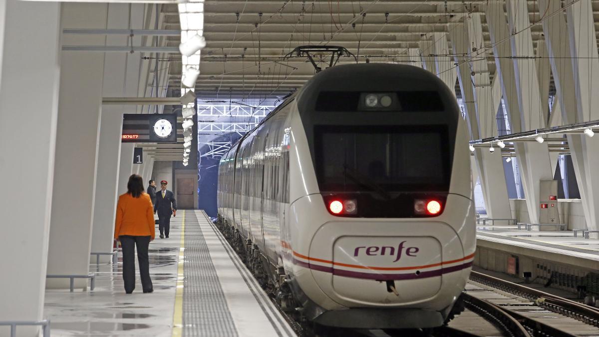 Un tren de media distancia en Vigo-Urzáiz como el que llega a Santiago para hacer transbordo hacia el Alvia directo Compostela-Madrid.