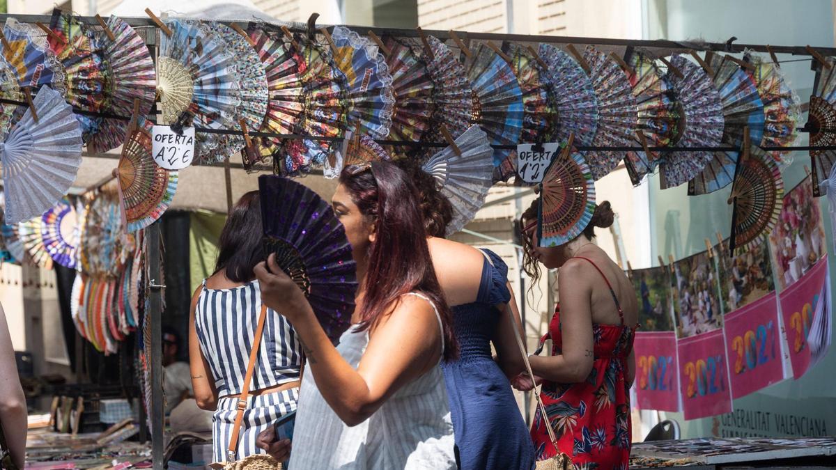 Un puesto de abanicos, el producto de moda este largo y caluroso verano, ayer domingo en València.