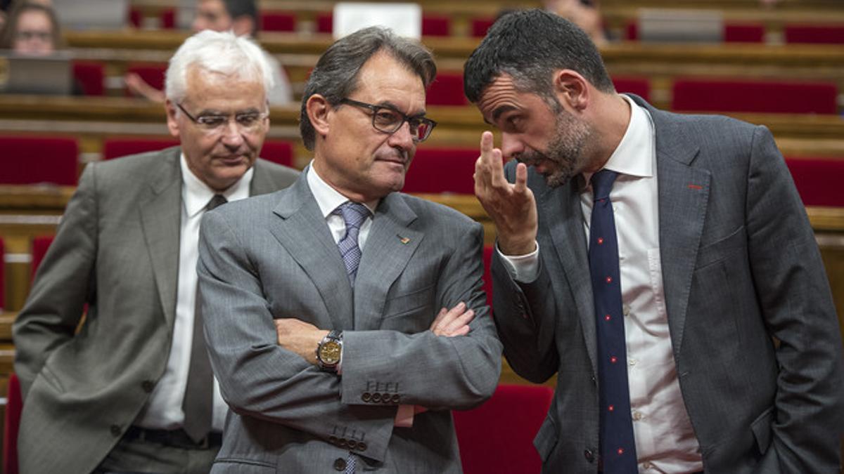 El 'conseller' Santi Vila habla con el 'president' Mas en el Parlament, el pasado día 16, con el 'conseller' Mascarell detrás.