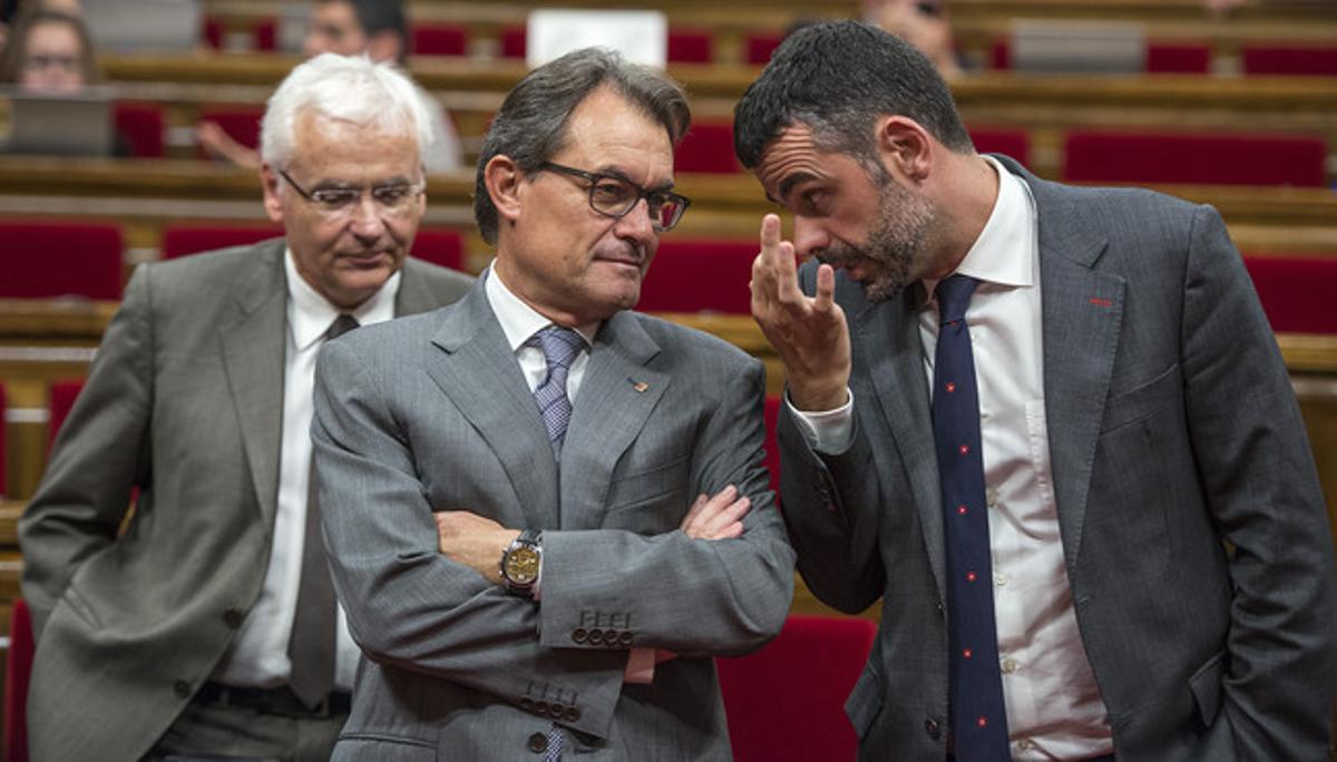 El conseller Santi Vila parla amb el president Mas al Parlament, el dia 16, amb el conseller Mascarell darrere. El conseller Santi Vila parla amb el president Mas al Parlament, el dia 16, amb el conseller Mascarell darrere.