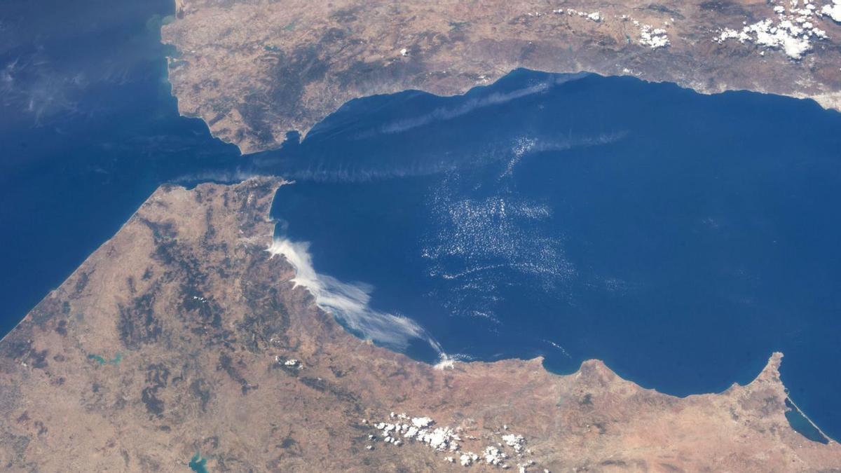 Nur 14 Kilometer trennen Europa von Afrika an der engsten Stelle bei Gibraltar. Allerdings ist hier das Meer bis zu 282 Meter tief.  | FOTO: NASA/DPA