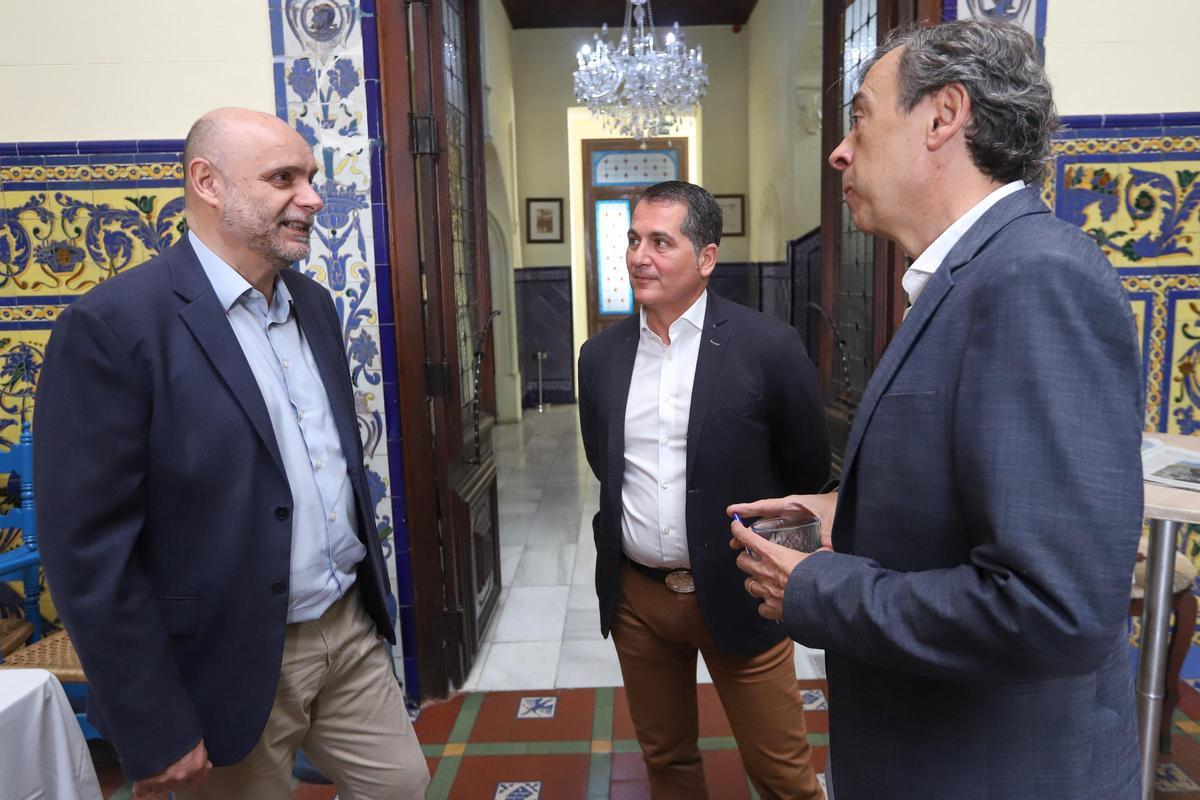 Tomás Mayoral, director de INFORMACIÓN, Antonio José Quesada (Euromarina) y Manuel Alarcón, delegado de Elche y Vega Baja de INFORMACIÓN Tomás Mayoral, director de INFORMACIÓN, Antonio José Quesada (Euromarina) y Manuel Alarcón, delegado de Elche y Vega Baja de INFORMACIÓN