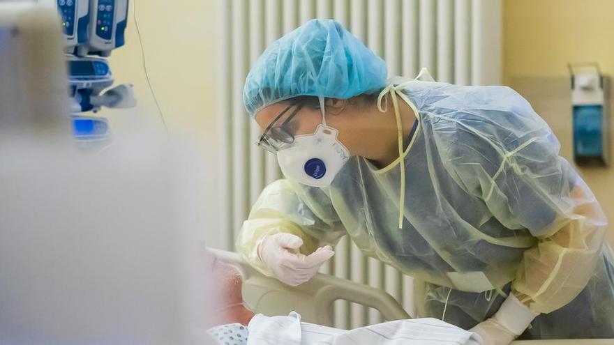 Imagen de archivo de una sanitaria atendiendo a un paciente con covid.