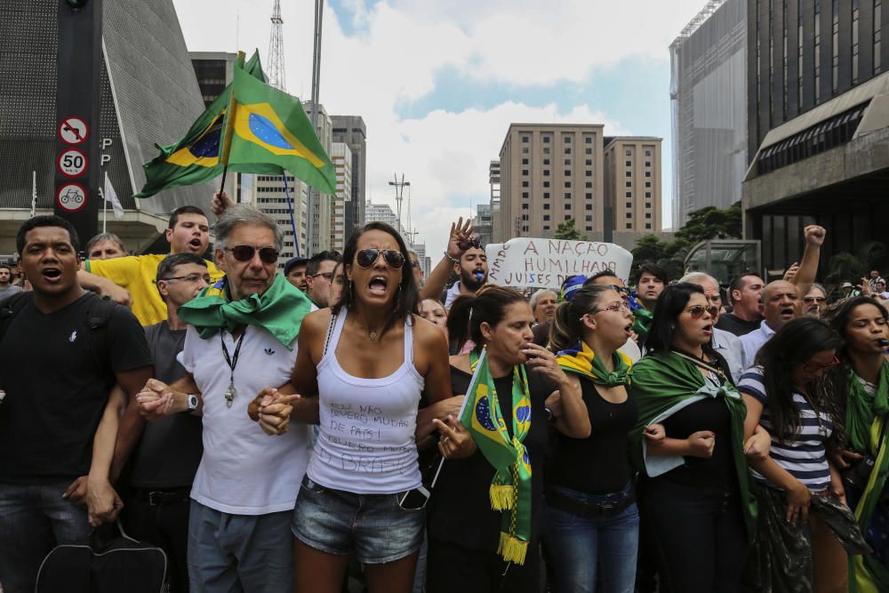 Cientos de brasileños se han concentrado a las puertas del palacio en el que Lula da Silva tomaba posesión como nuevo ministro del gabinete de Rousseff.