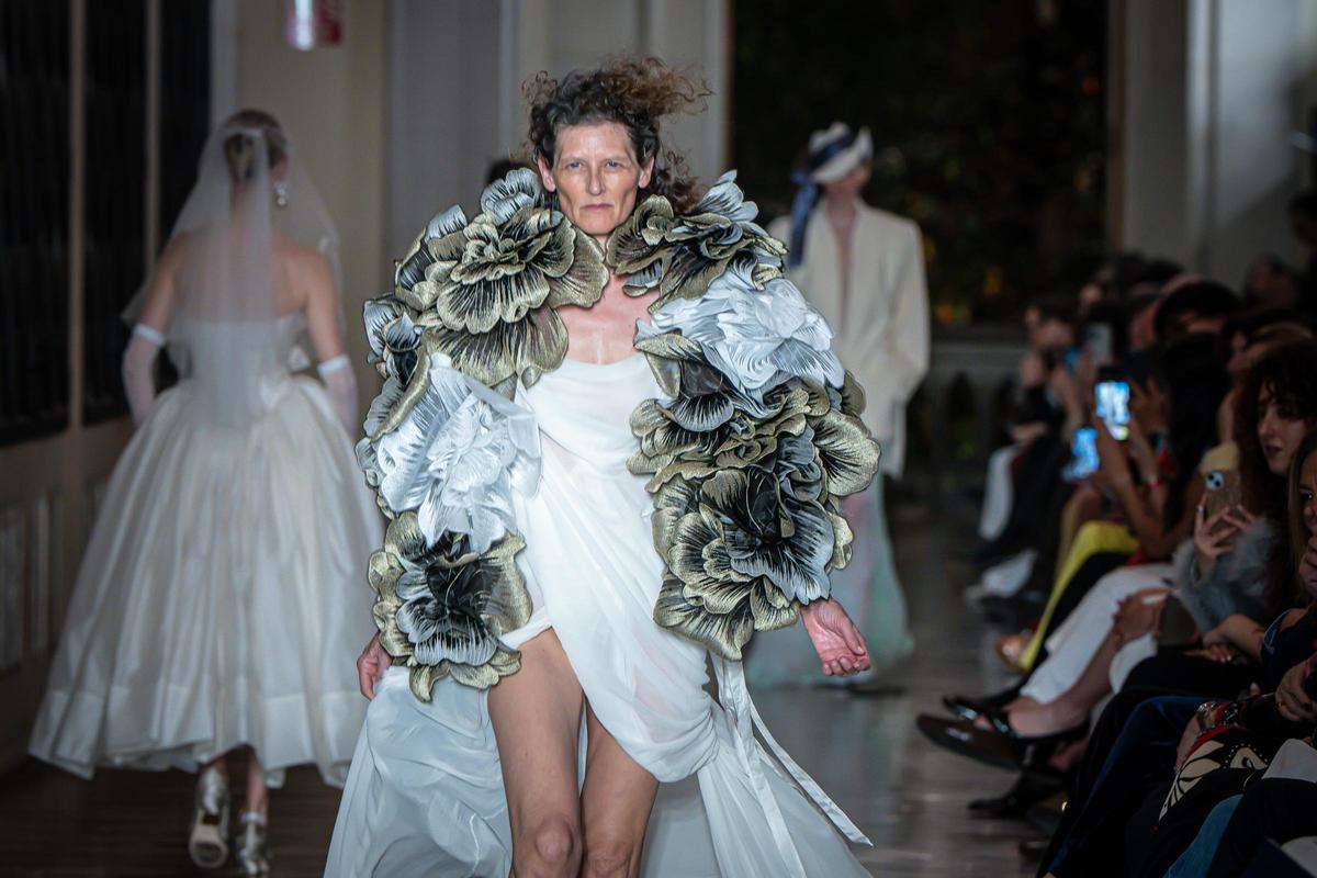 Barcelona Bridal Night: desfile nupcial de la firma Vivienne Westwood en el patio del edificio histórico de la Universitat de Barcelona