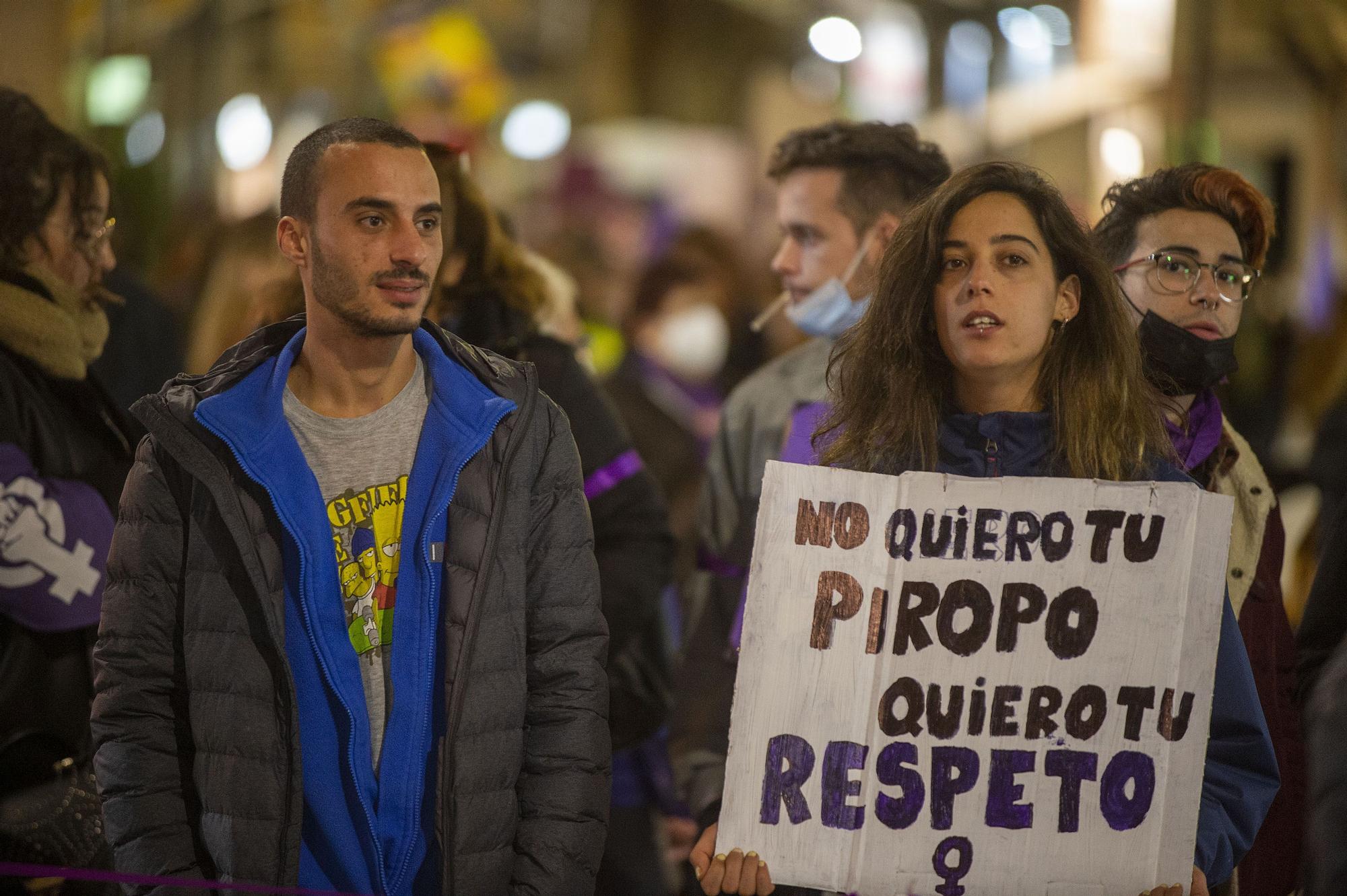 25N: Manifestación contra la violencia de género en Cartagena